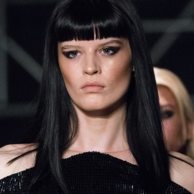 قصات غرة الشعر الجانبية من John Galliano