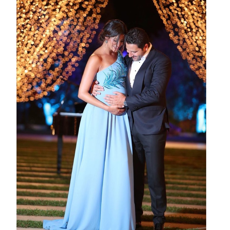 فستان سهرة فاخرة باللون الذهبي مع اللؤلؤ ارتدته ريم السعيدي