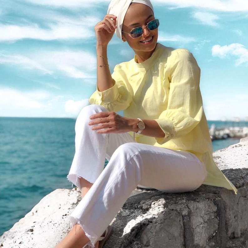 صوفيا غودسو تعتمد على الدّينيم لإطلالتها قرب البحر