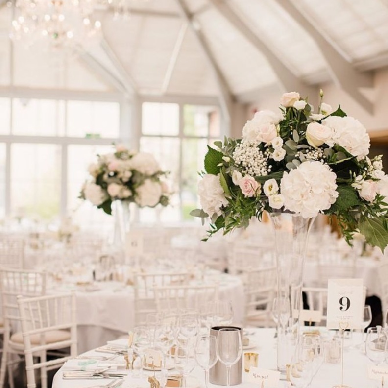 إحرصي أن تكون الزينة متناسقة مع ثيم و لون ديكور حفل الزفاف