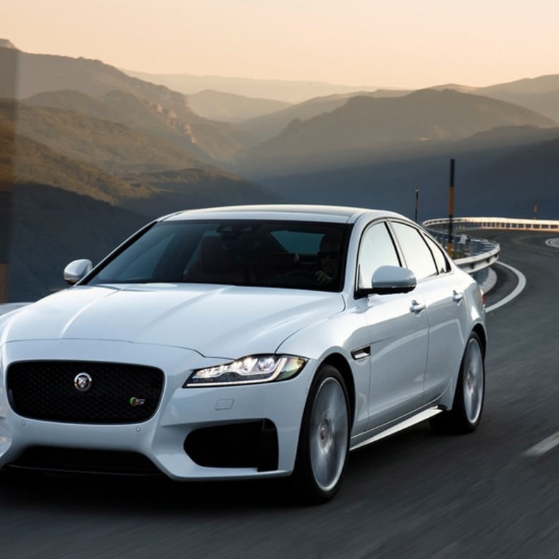 محرك ذو شاحن توربيني مكون من 4 أسطوانات سعة 2 لتر