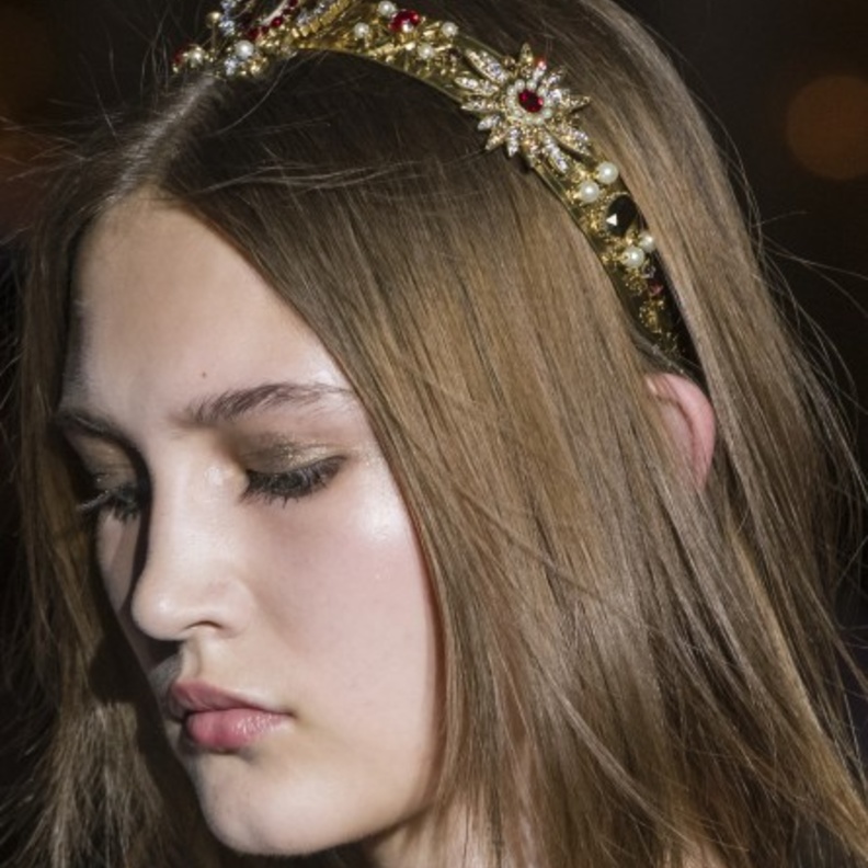  سوار باللون الذهبي من ايلي صعب