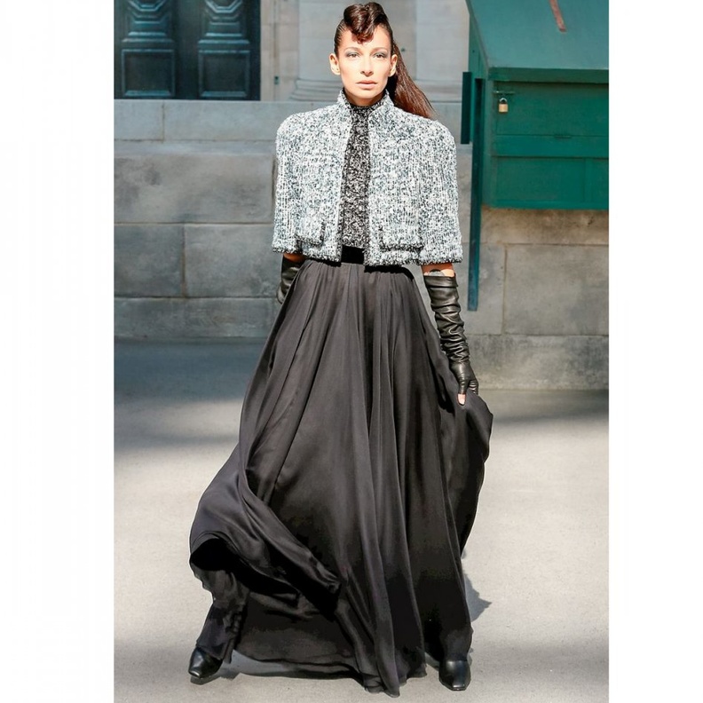 موضة الكاب من شانيل بأقمشة التويد