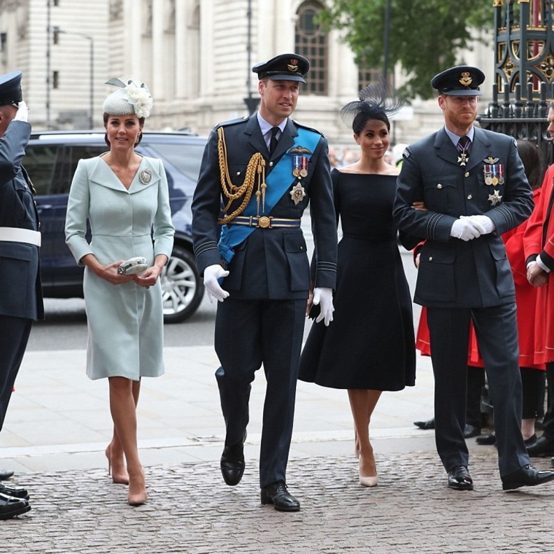 الملكة  اليزابيث تصل الى الاحتفال