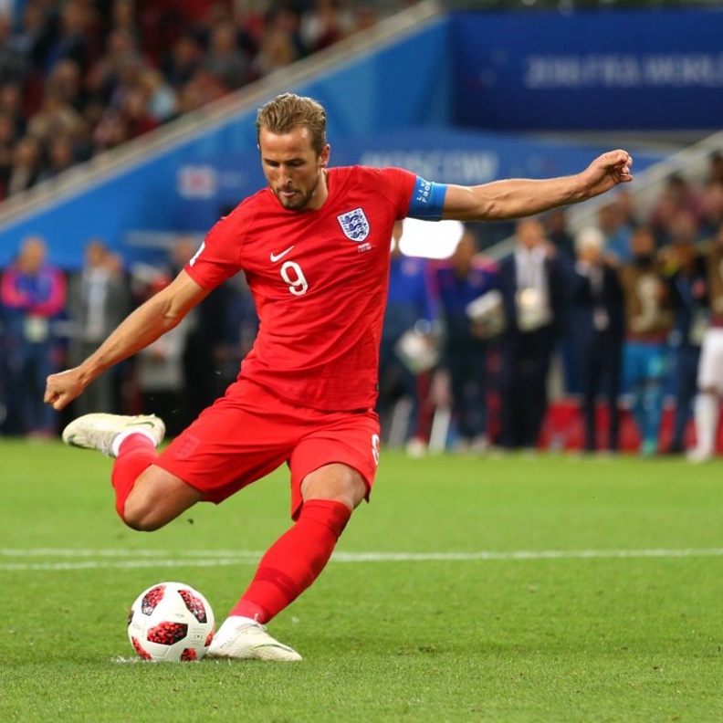 يعرف مولود برج الاسد كيف يجذب اهتمام الجميع أينما وجد