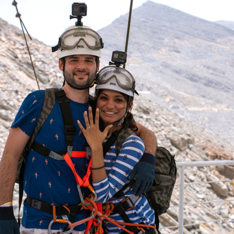  أعلى قمة في الإمارات تشهد تتويج قصة حب بالزواج