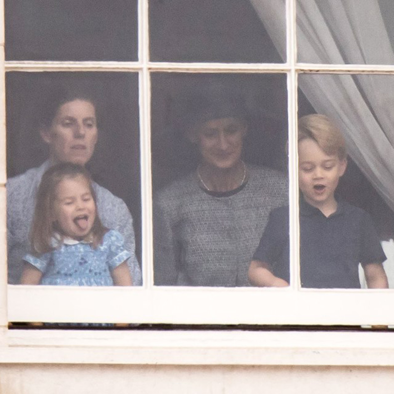 بينما يمارس والديها مهامهما الرسمية بالاحتفال بمئوية القوات الجوية، الأميرة شارلوت تلهو على طريقتها الخاصة