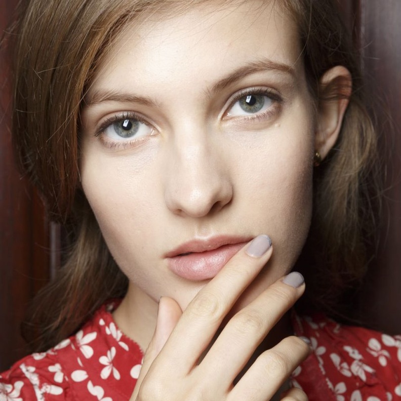 طلاء أظافر زهري باستيل من Philip Lim