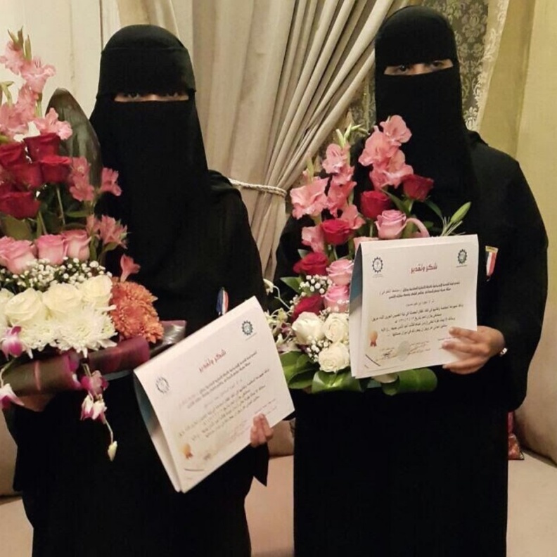 وزير الصحة يكرم الممرضة عبير العنزي