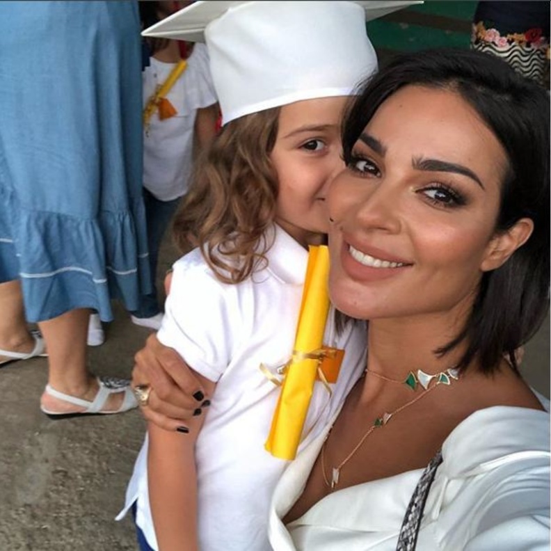 نادين نجيم تخرج ابنتها