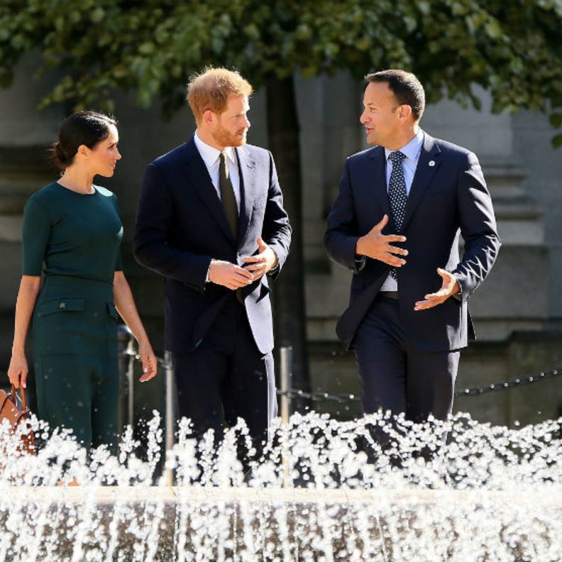 ليو فرادكار قام باصطحاب الأمير هاري وزوجته ميغان ماركل في جولة تفقدية في مقر المباني الحكومية في دبلن