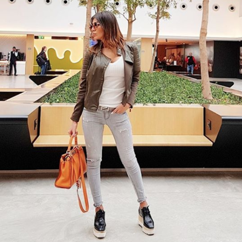 أمل بوشوشة مع فريق عمل المسلسل الجديد الذي وقعت على تصويره قريباً