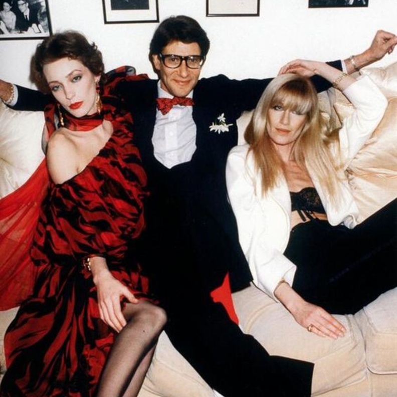 صورة تجمع ايف سان لوران بمجموعة من العارضات