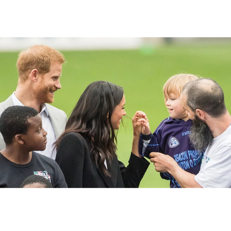 طفل ظريف يداعب ميغان ماركل في ملعب كروك بارك في دبلن أمس