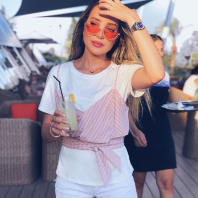 نظارات بالعين الممشوقة والرّفيعة باللون الأسود من أجمل اعتمادات معظم الفاشينيستا هذا الصّيف، ديما الأسدي نسّقتها بطريقة كاجوال وعصرية