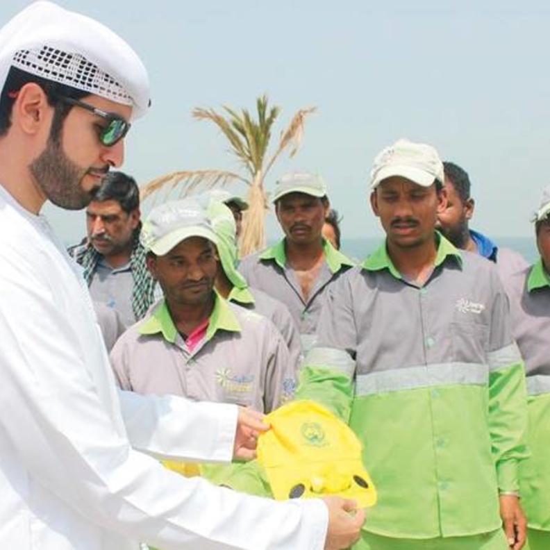 توزيع قبعات ذكية ذات مراوح هوائية على العمال في الحمرية