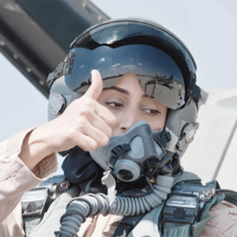 مريم المنصوري أول إماراتية تقود طائرة حربية
