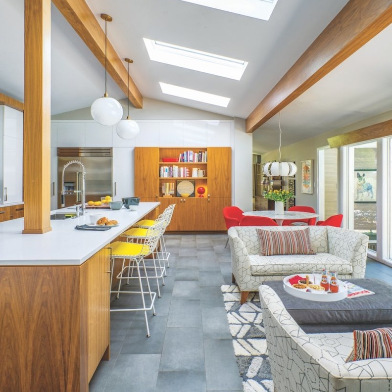 مطبخ منزل مفتوح على باقي الغرف بمختلف الاتجاهات