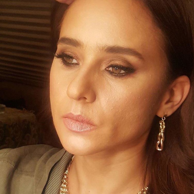 غادة عبد الرازق واثار التجاويف في بشرتها