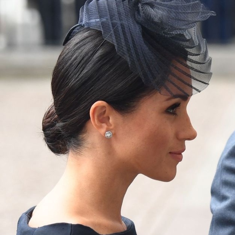 ميغان ماركل بتسريحة الكعكة مع الخصل الجانبية