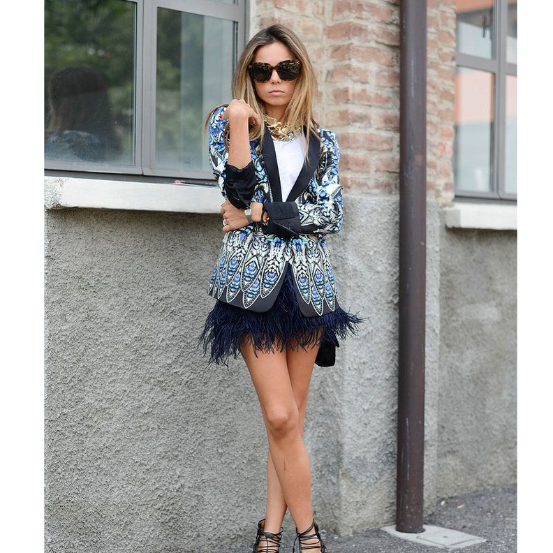 أجمل الاطلالات المزينة بالريش نسقيها لمختلف الاطلالات الرسمية