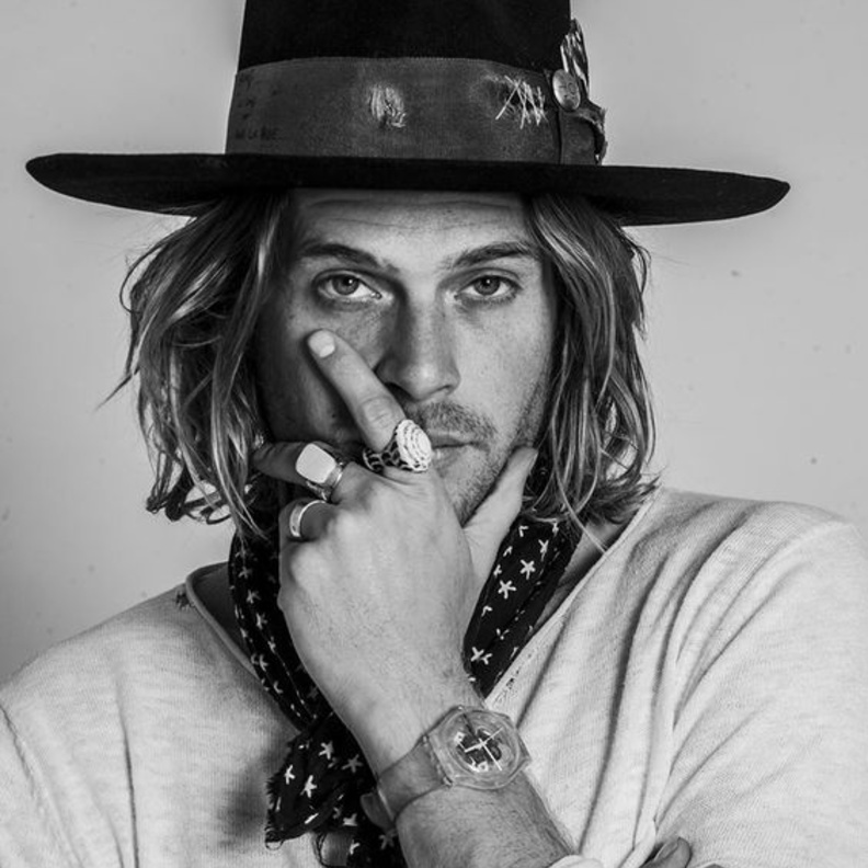 نسّق القبعة الأنيقة مع التيشرت الشبابي واللمسات الجذابة من الاكسسوارات