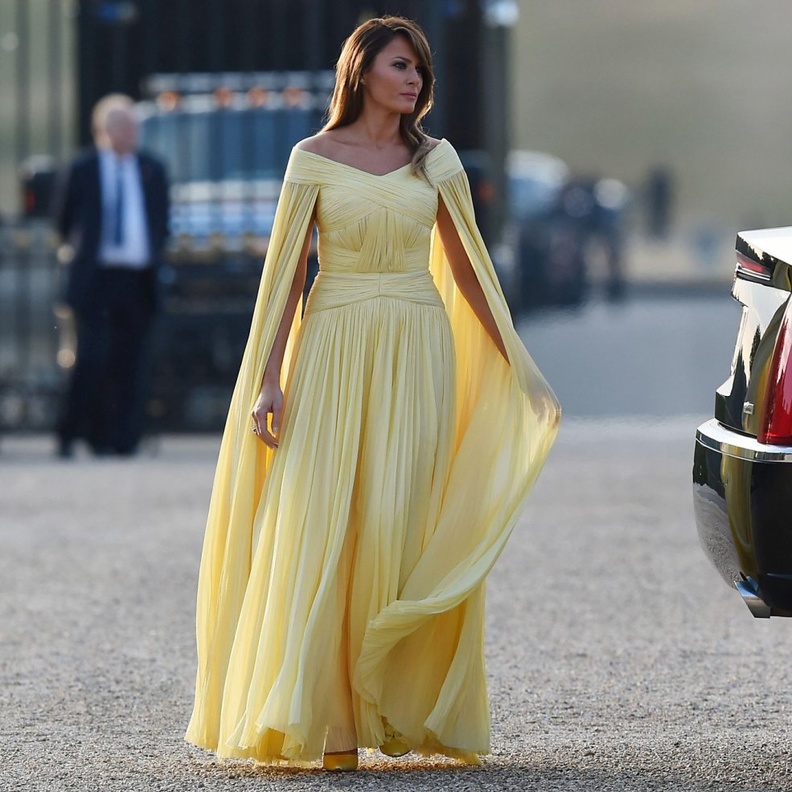 لحضور حفل موسيقي للكمان والبيانو في أكاديمية الموسيقى العليا اختارت ميلانيا فستاناً كحلياً من مجموعة كالفن كلاين