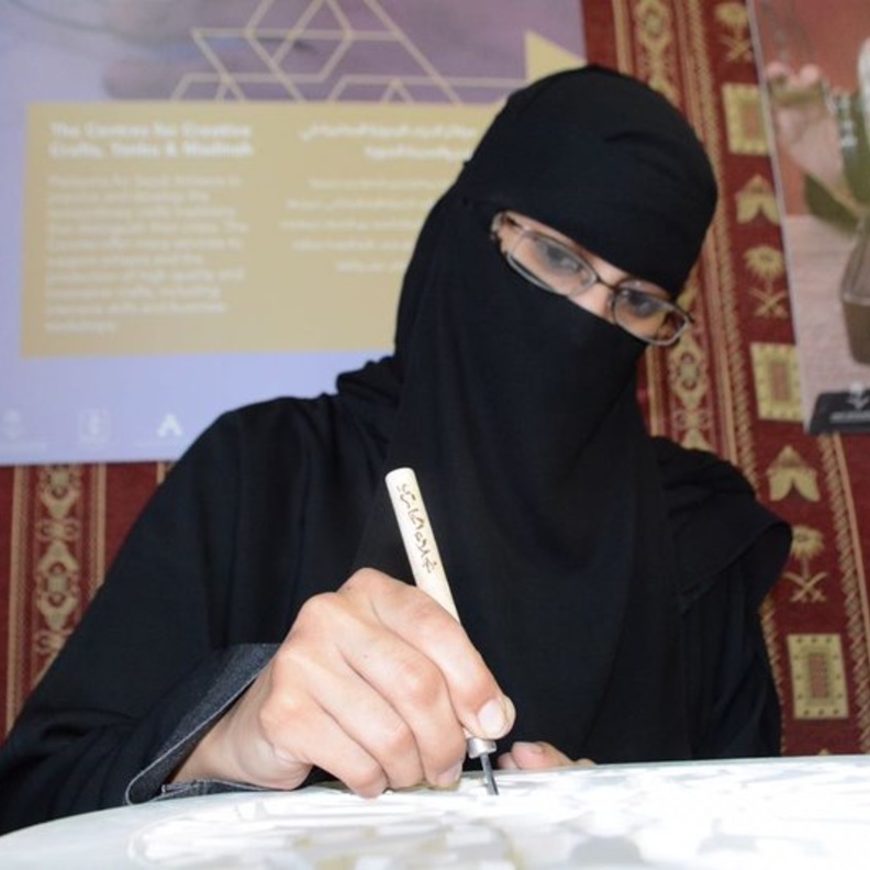 سعوديات يقدمن حرف جديدة ويكسرن احتكار الرجال في سوق عكاظ