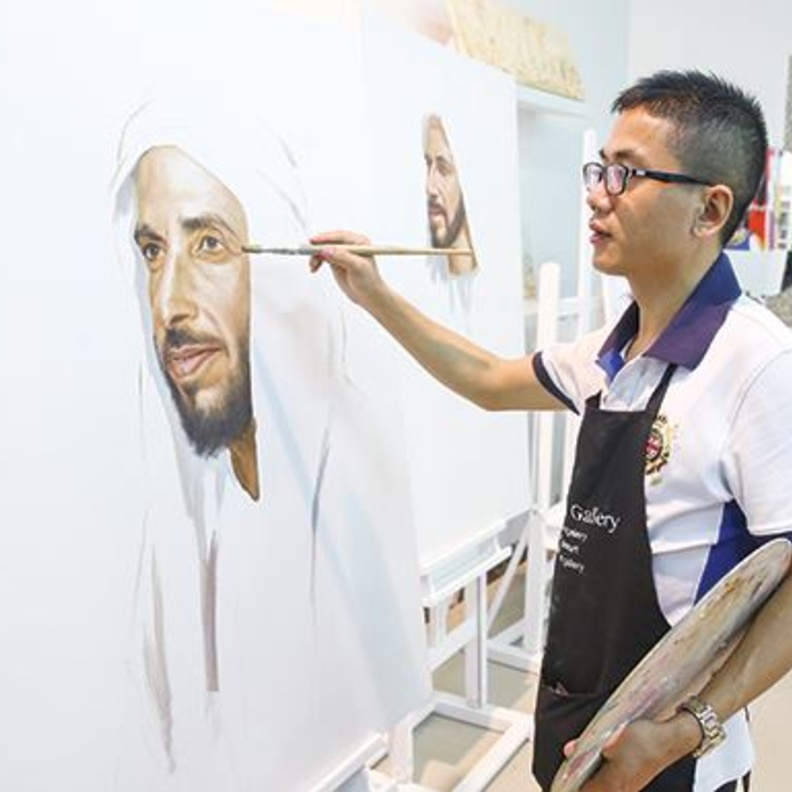 في حب الامارات الصيني جاك لي يجسد معالمها التراثية في لوحاته