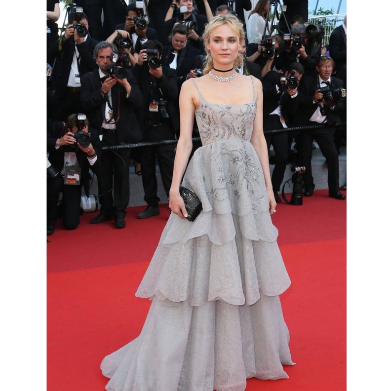 في فستان من Azzedine Alaia