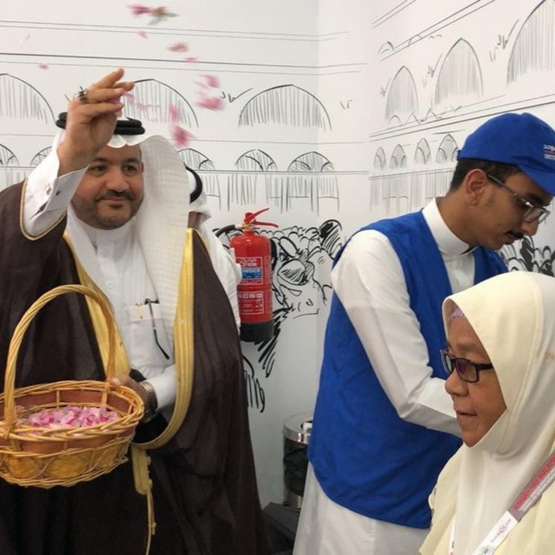 استقبال أول رحلة حجاج في مطار المدينة 