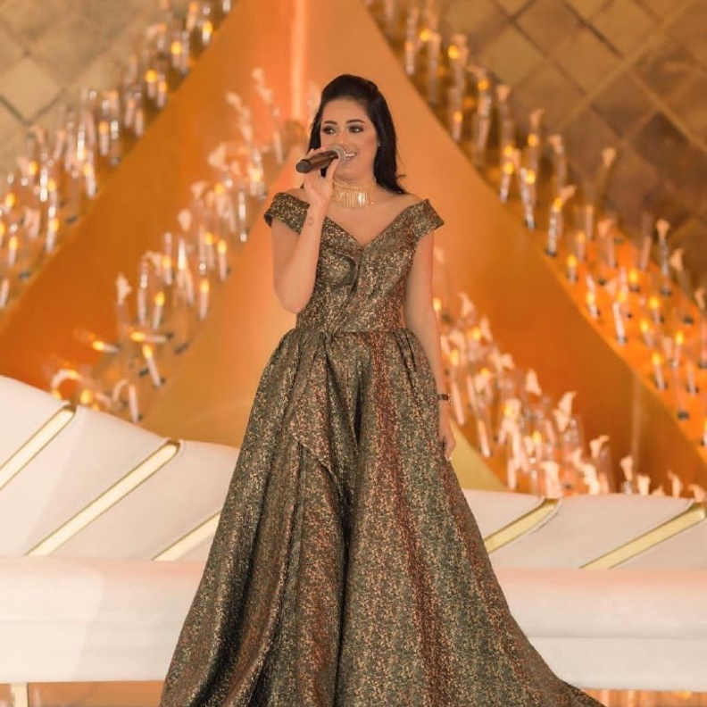 اناقة النجوم والاطلالات العصرية الراقية في فستان ناعم وعصري مع تطريزات النجوم في الأعلى