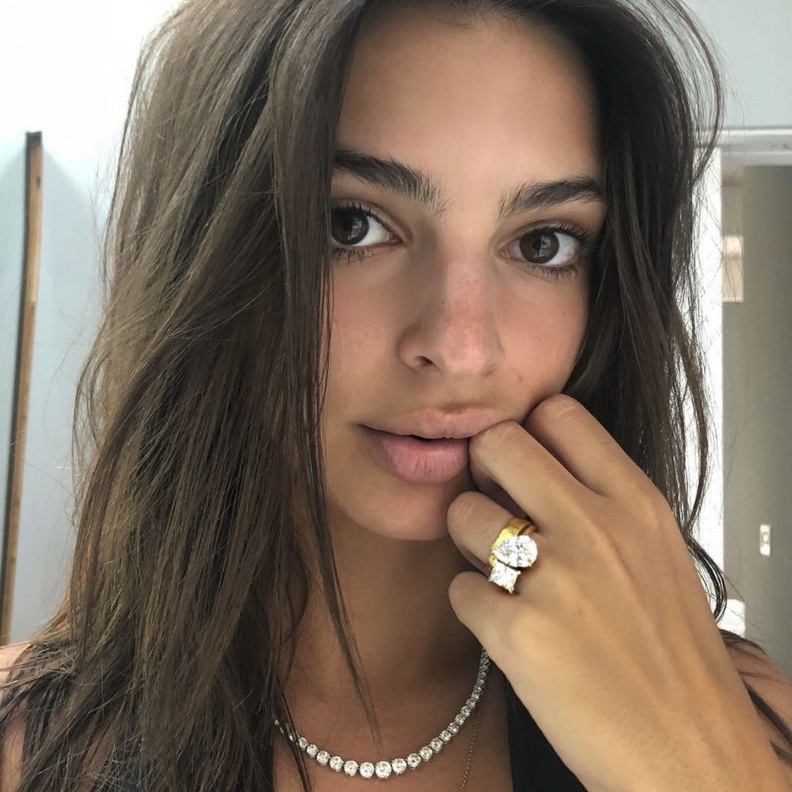 دبلة الزفاف مكونة من خاتمين احدهما من الذهب والاخر من الماس