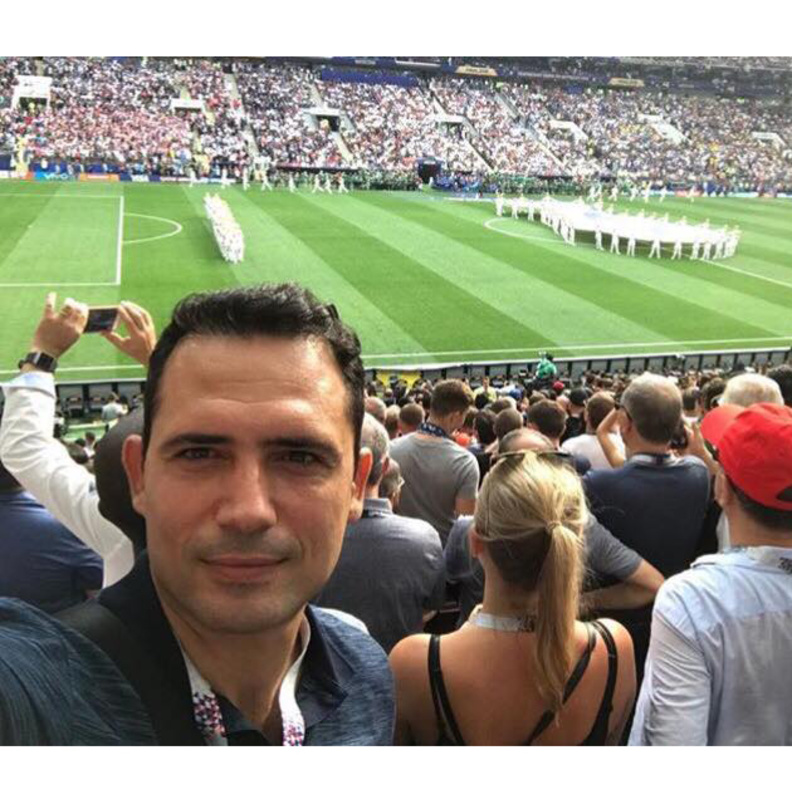 ظافر العابدين بصورة سيلفي خلال نهائي كأس العالم 2018 في روسيا