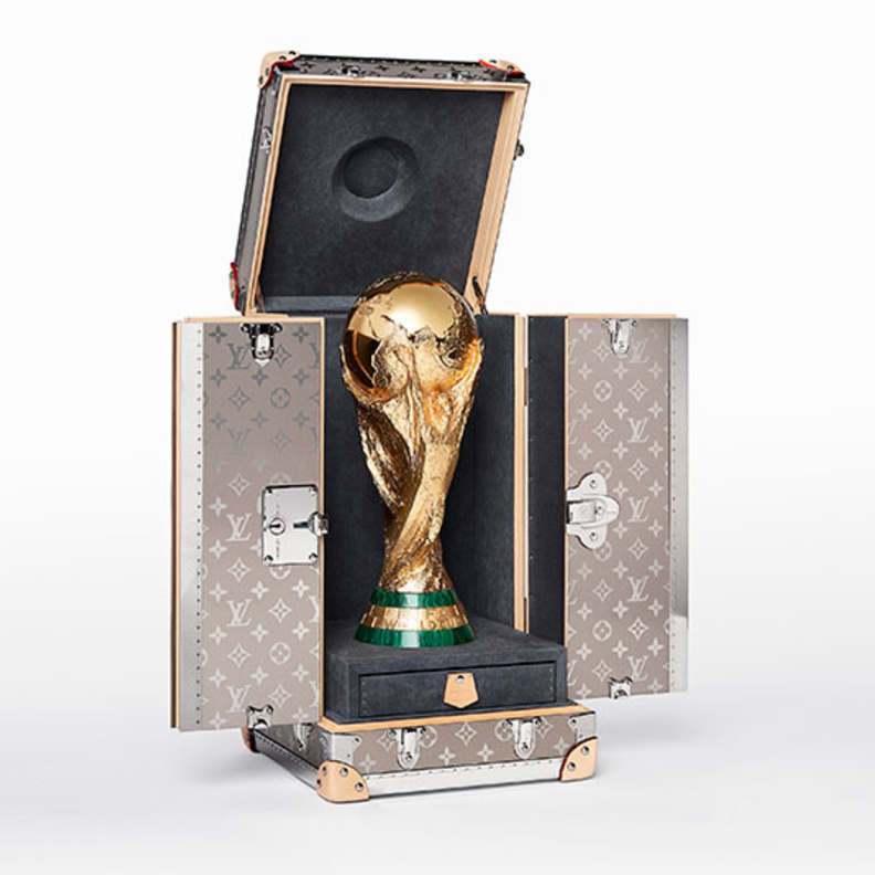 علبة السفر الخاصّة بالكأس الذهبية الرسمية لبطولة العالم في كرة القدم من تصميم Louis Vuitton