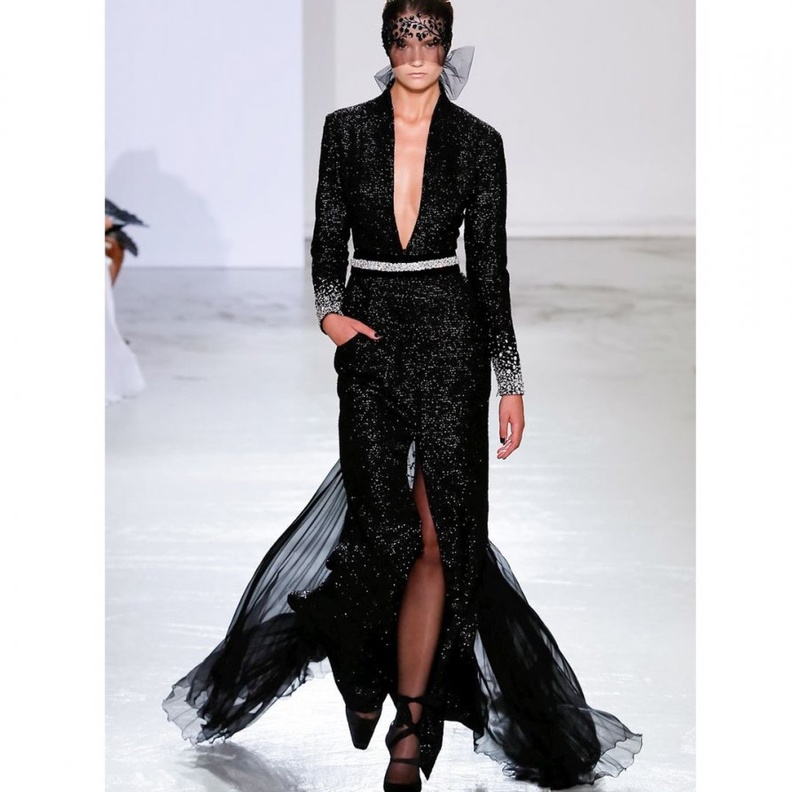 فستان سهرة باللون الزهري الحيوي بقصّة عصرية وشبابية