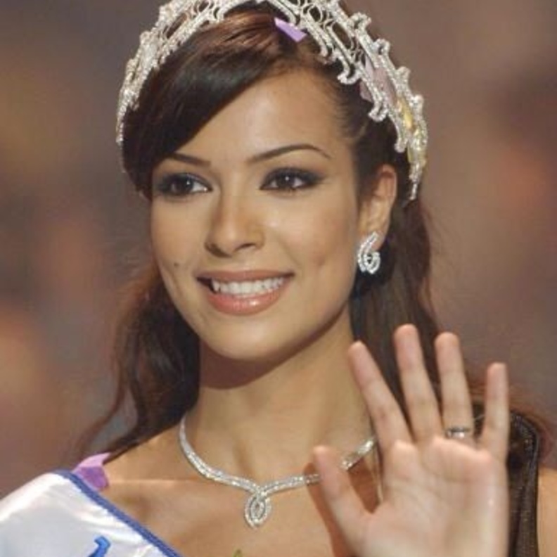 نادين نجيم والفرق بين الصورتين 14 عاماً