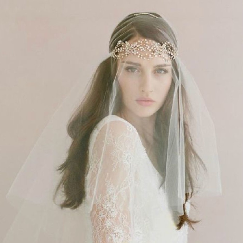 طرحة مزينة بالورود الناعمة