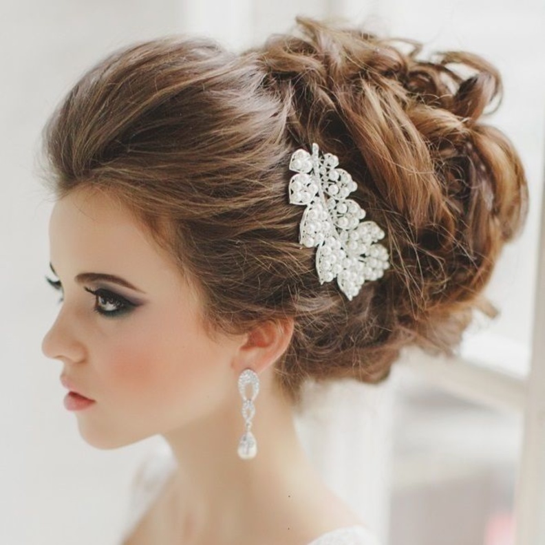 تسريحة شعر مرفوعة ومنسدلة لعروس صيف 2018