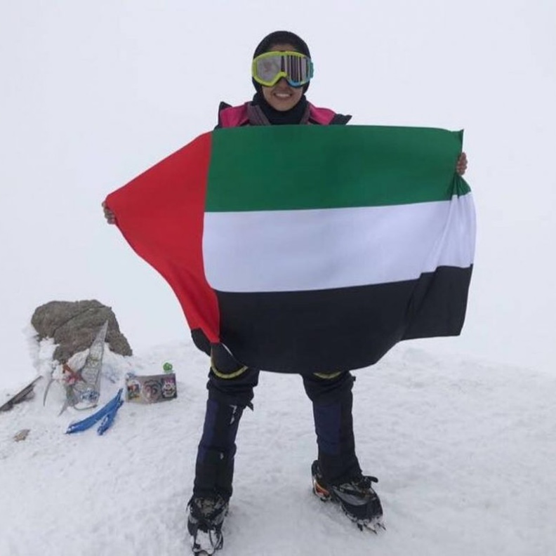 طبيبات إماراتيات يرفعن علم الامارات فوق أعلى قمة في أوروبا