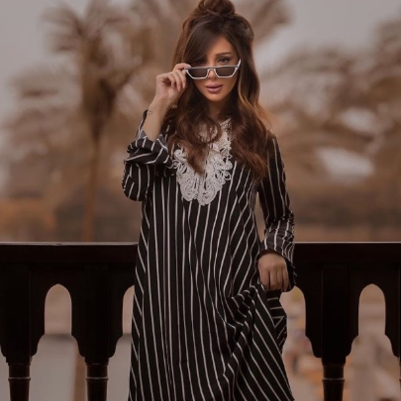 البلايزر الأسود في كلاسيكية بسمة بوسيل