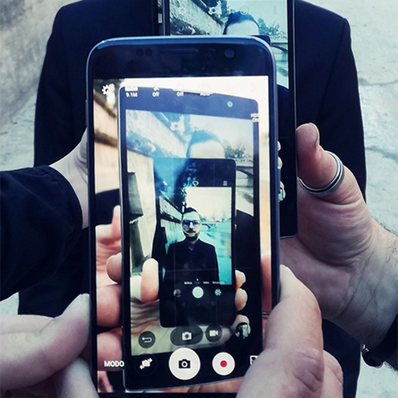 أكثر من نصف سكان السعودية والإمارات يلتقطون صور الـ "سيلفي" يوميا!