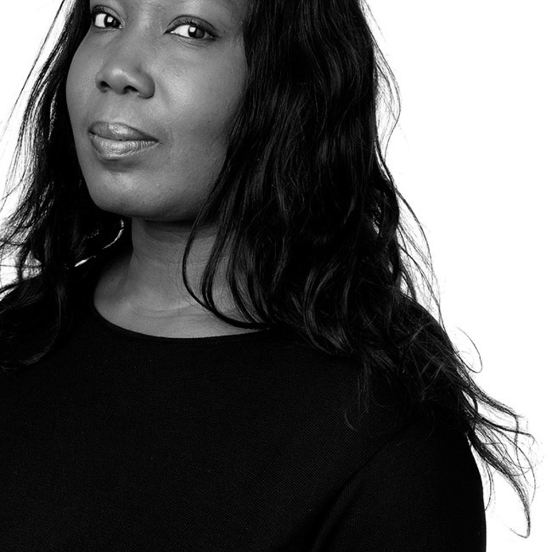  حذاء ميتاليكي جريء وجذاب