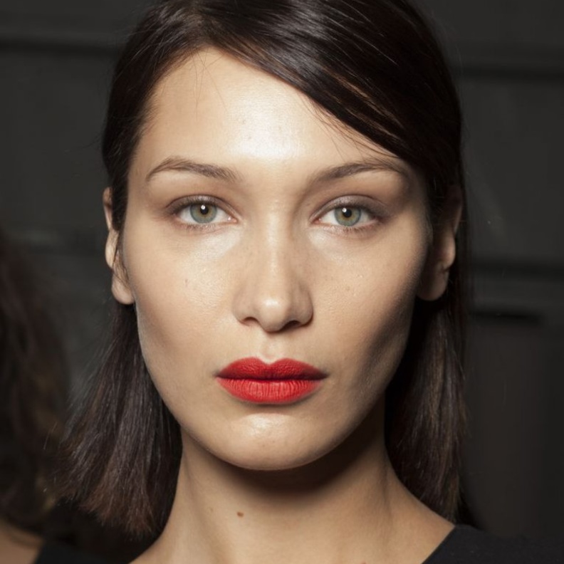 أحمر الشفاه بتدرجات البوردة الحمراء هذا الصيف