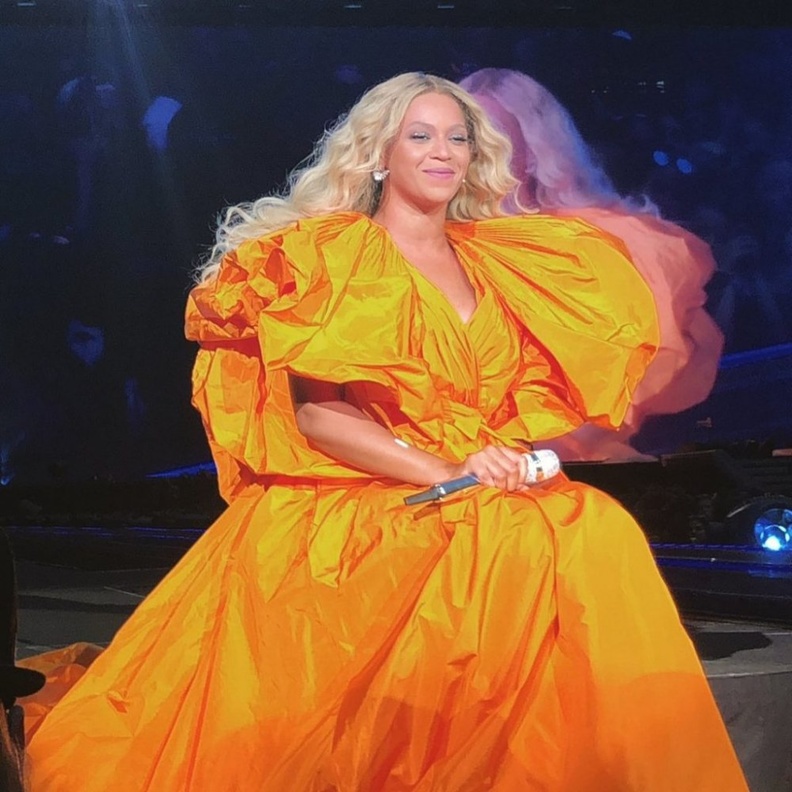 الفستان تميّز بلونه الاصفر الجريء وبقماش التافتا اضافة الى الكشاكش 