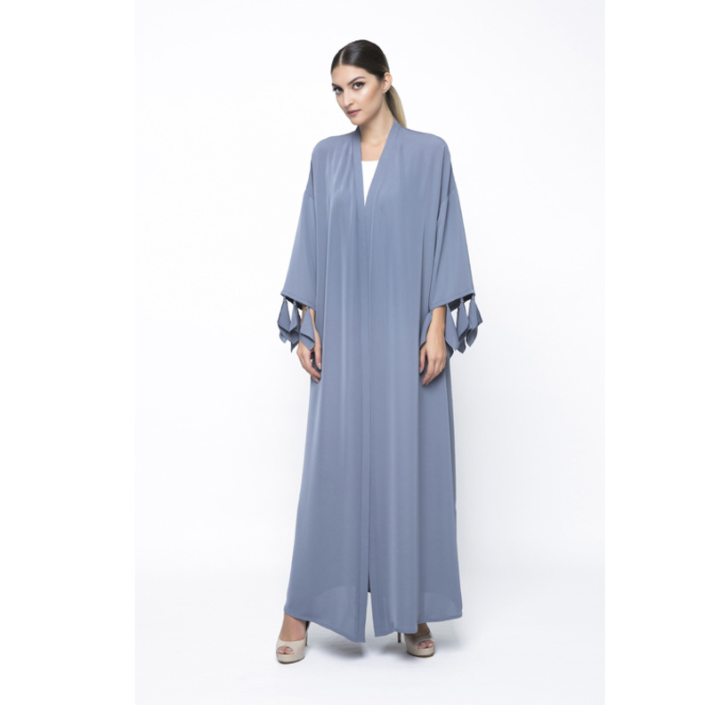 عباية مميّزة وملفتة بقصّة الأكمام من تصميم تاء مربوطة
