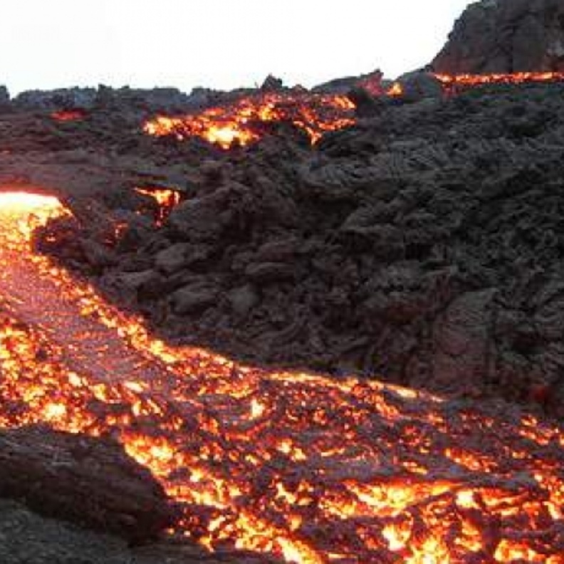  قنبلة حمم بركانية تضرب سفينة سياحية