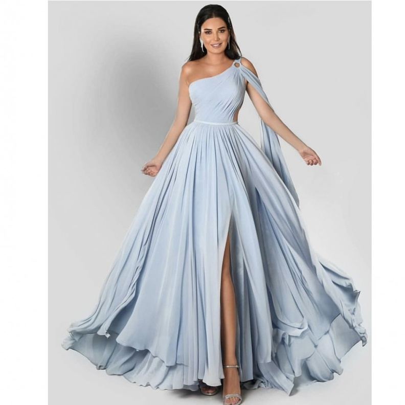 فستان من الساتان الحريري من THE ROW بقصة الظهر المفتوح