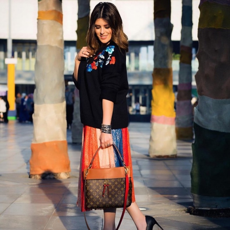 العروس نور الشيخ بفستان أبيض بجانب عريسها خالد الشاعر خلال عقد قرانهما أمس