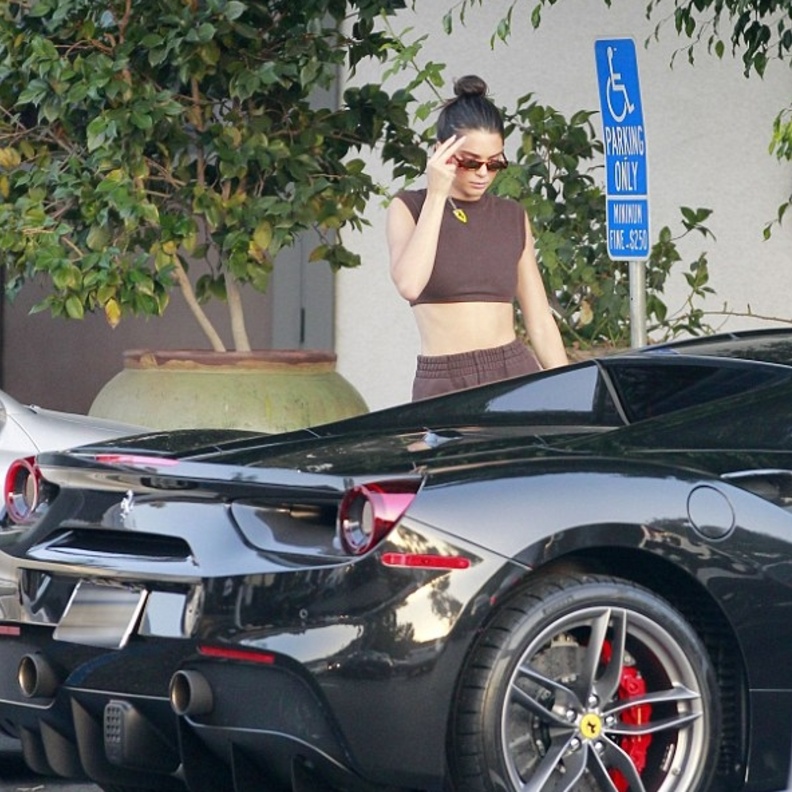 المتحدث باسم كيندال جينر يبرر تصرفها